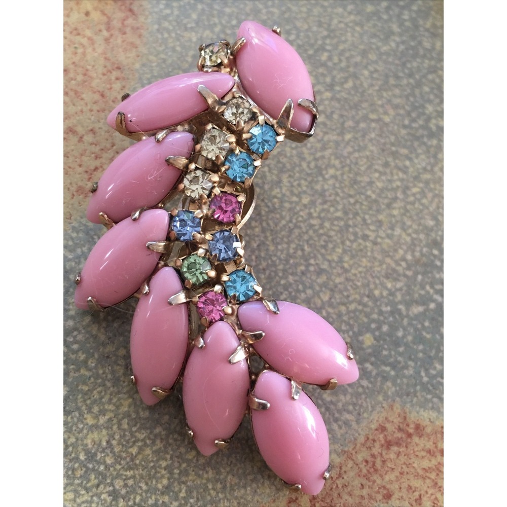 Vintage D&E JULIANA pink Milk Glass Feather Swirl AB Rhinestone clip earrings - Picture 5 of 5